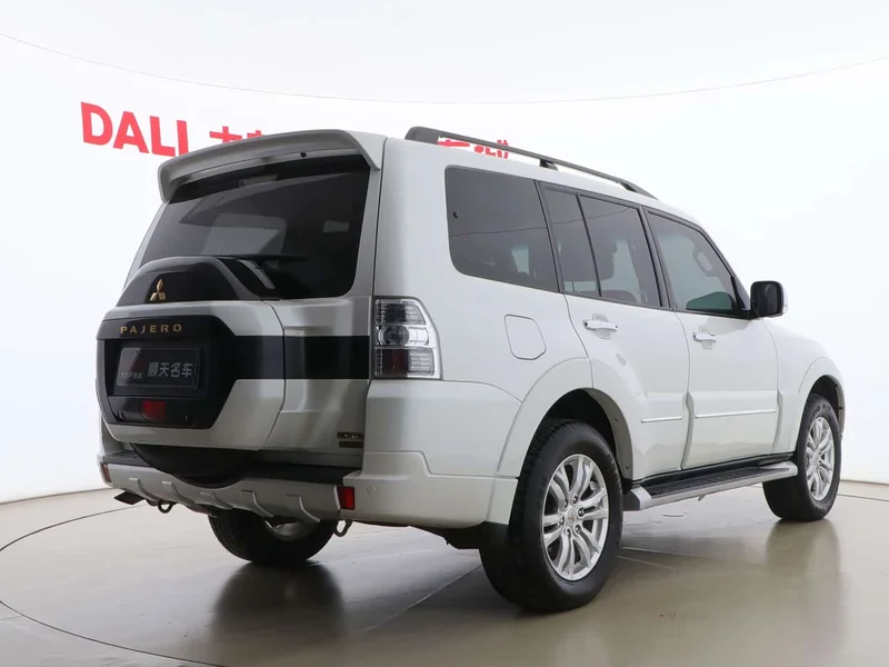 Mitsubishi Pajero (Imported) — фото 12