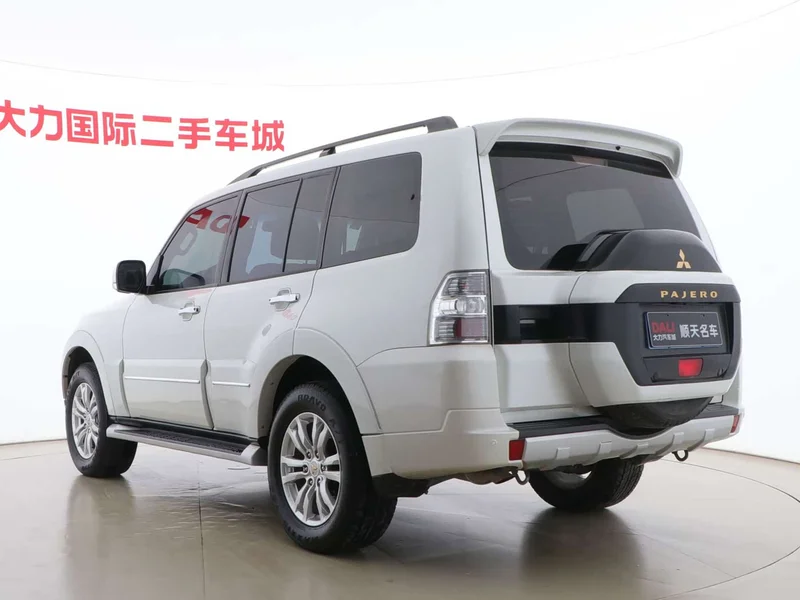 Mitsubishi Pajero (Imported) — фото 13