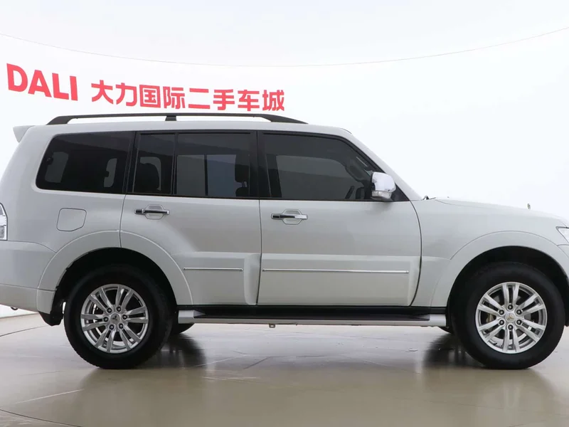 Mitsubishi Pajero (Imported) — фото 15