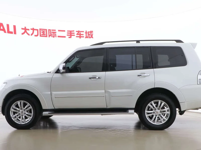 Mitsubishi Pajero (Imported) — фото 16