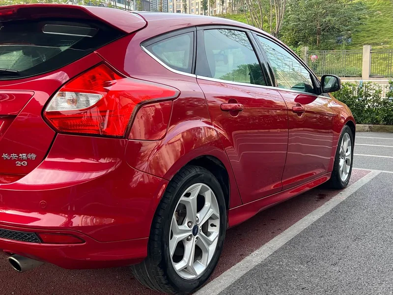 Ford Focus — фото 8