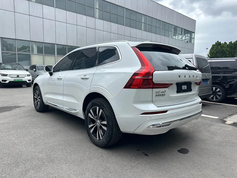 Volvo XC60 — фото 12