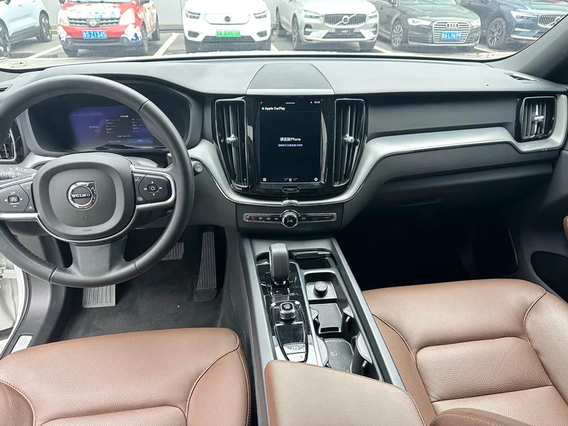 Volvo XC60 — фото 9