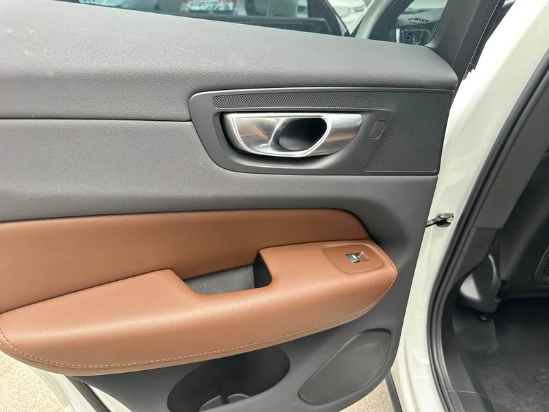 Volvo XC60 — фото 10