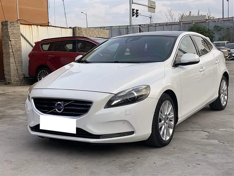 Volvo V40 — фото 1