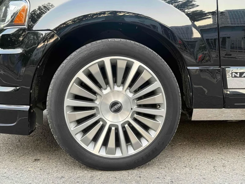 Lincoln Navigator — фото 25