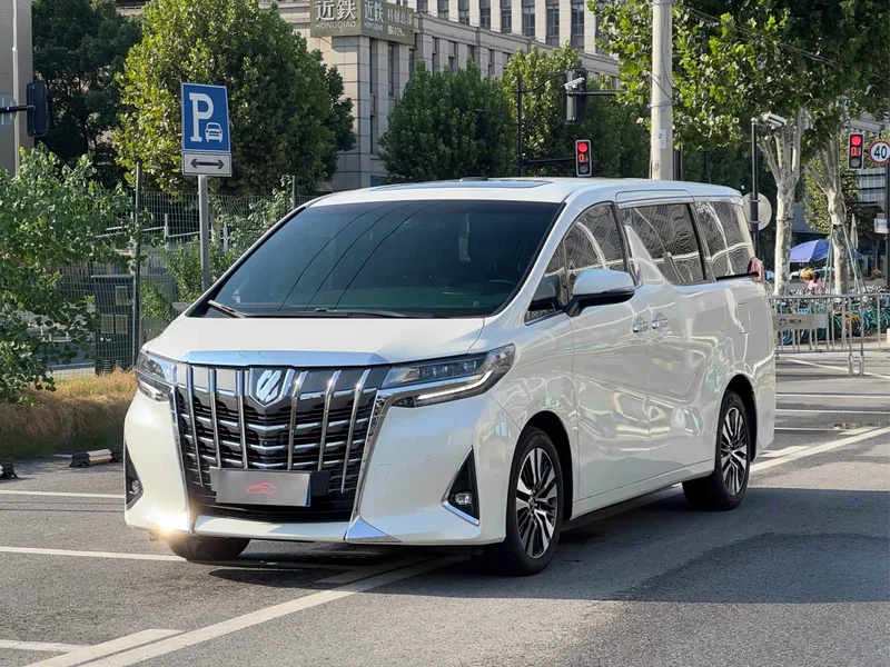 Toyota Alphard — фото 1