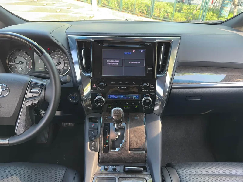 Toyota Alphard — фото 21