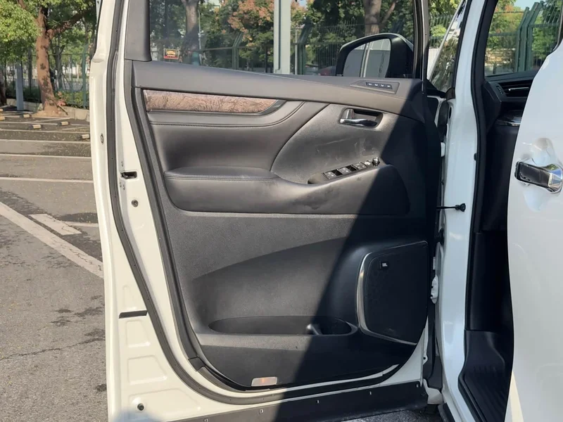 Toyota Alphard — фото 26