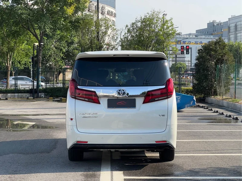 Toyota Alphard — фото 4