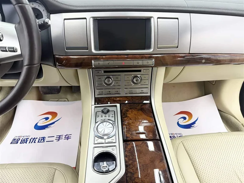 Jaguar XF — фото 11