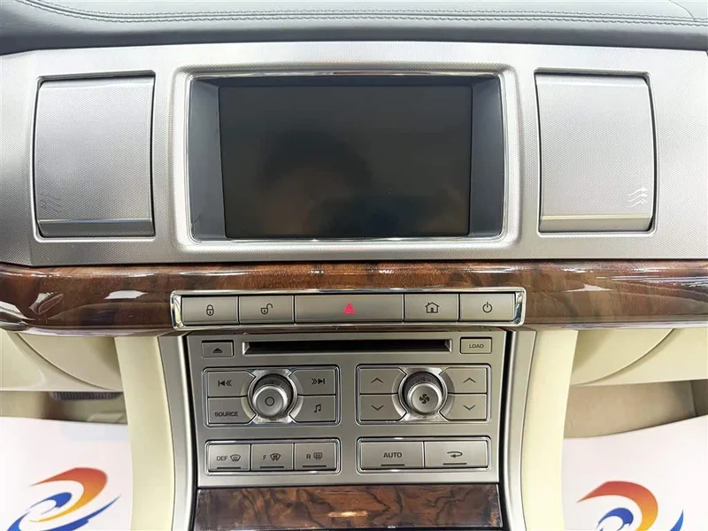 Jaguar XF — фото 12