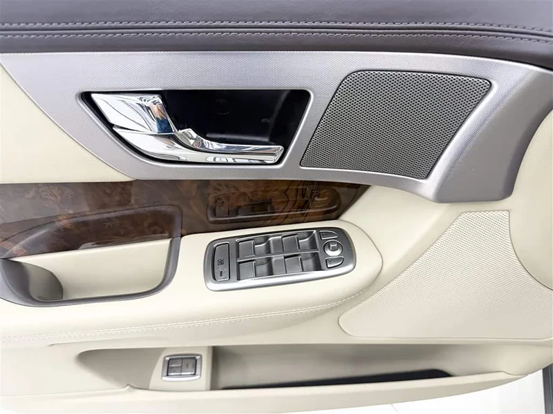Jaguar XF — фото 15