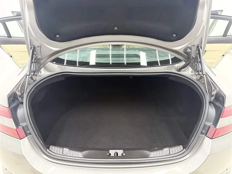 Jaguar XF — фото 18