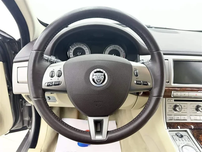 Jaguar XF — фото 9