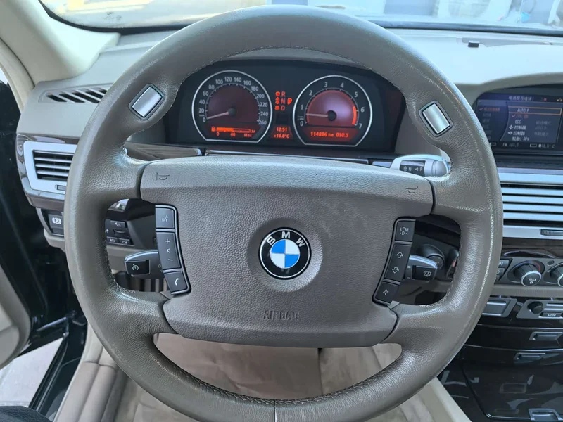 BMW 7-Series — фото 11