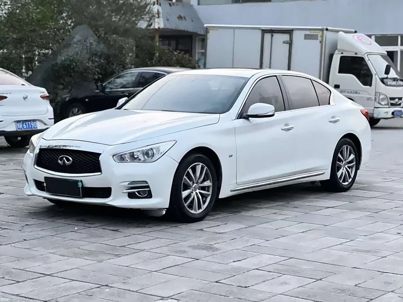 Infiniti Q50L — фото 1