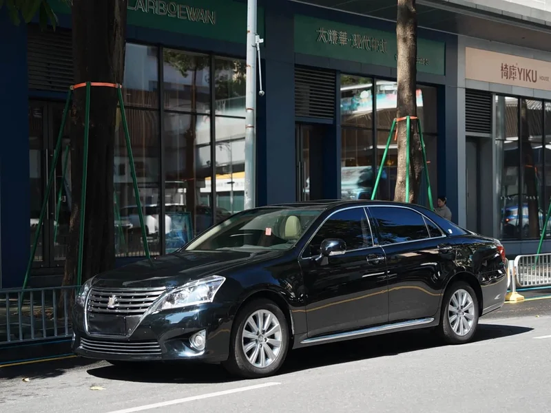 Toyota Crown — фото 1