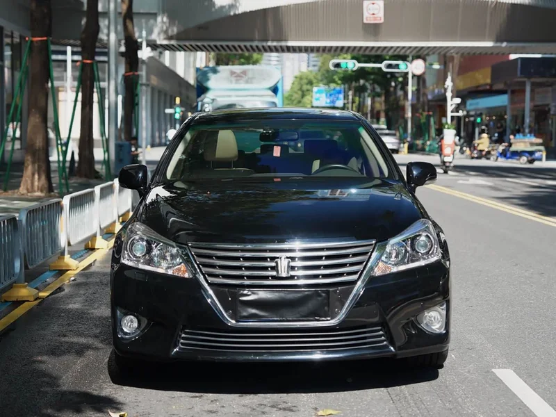 Toyota Crown — фото 2