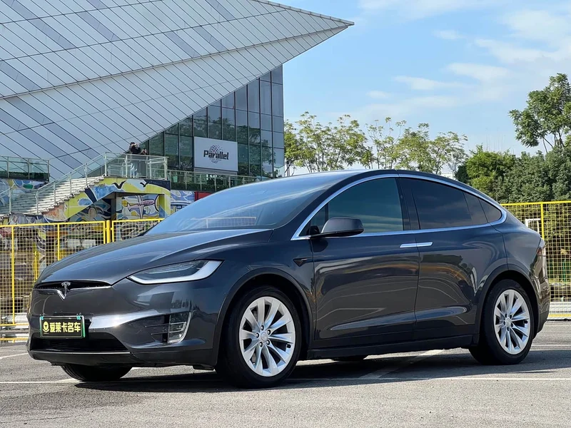 Tesla Model X — фото 1