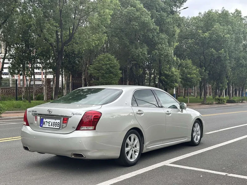 Toyota Crown — фото 11