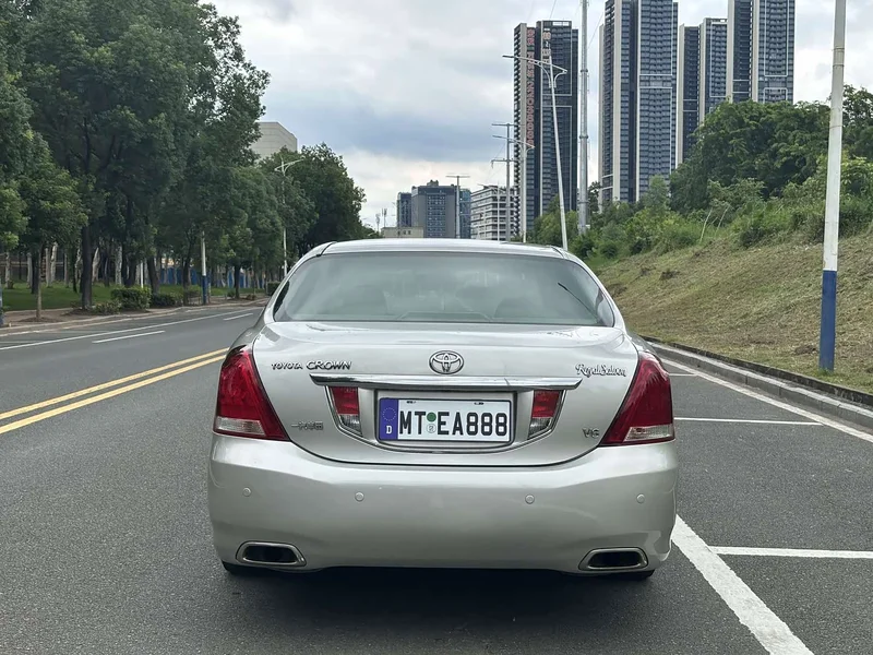 Toyota Crown — фото 13