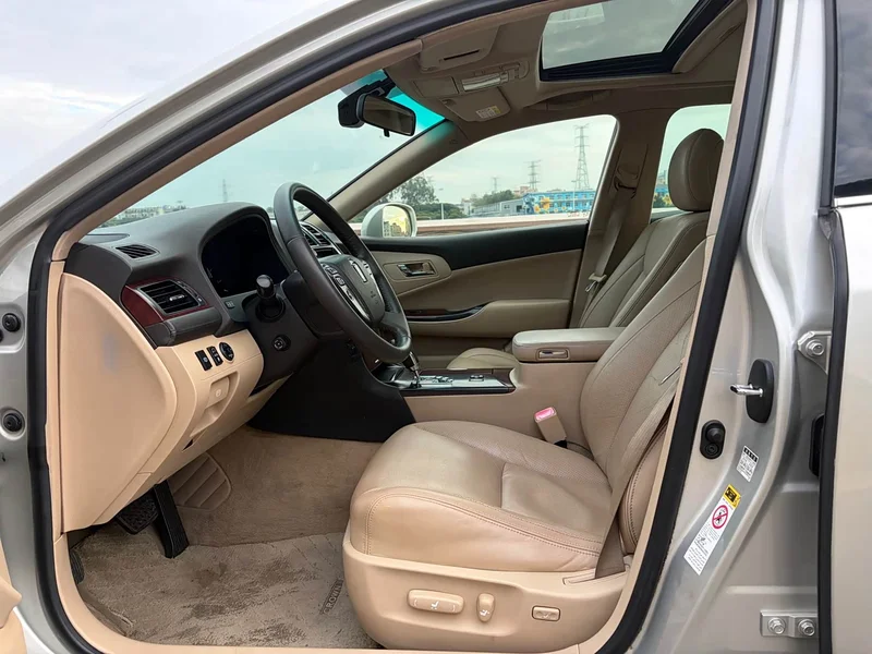 Toyota Crown — фото 5