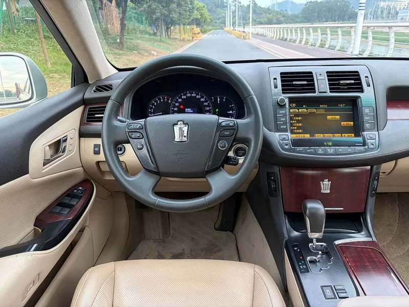 Toyota Crown — фото 7