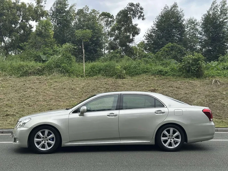 Toyota Crown — фото 10