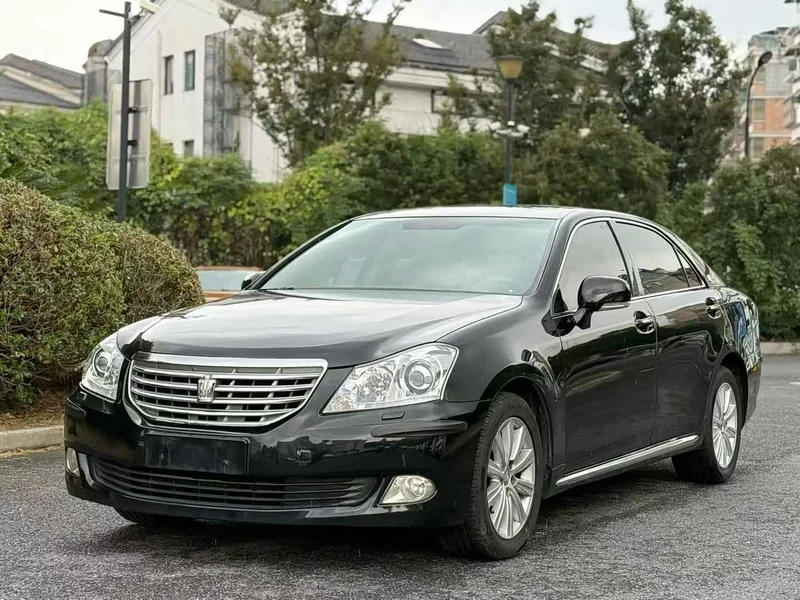Toyota Crown — фото 1