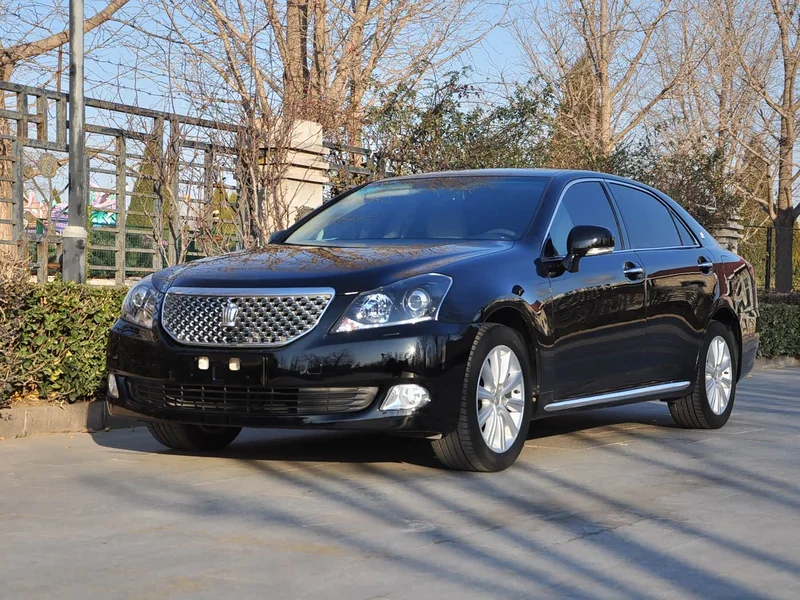 Toyota Crown — фото 1