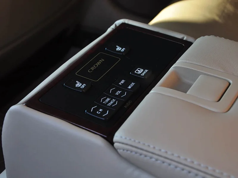 Toyota Crown — фото 11