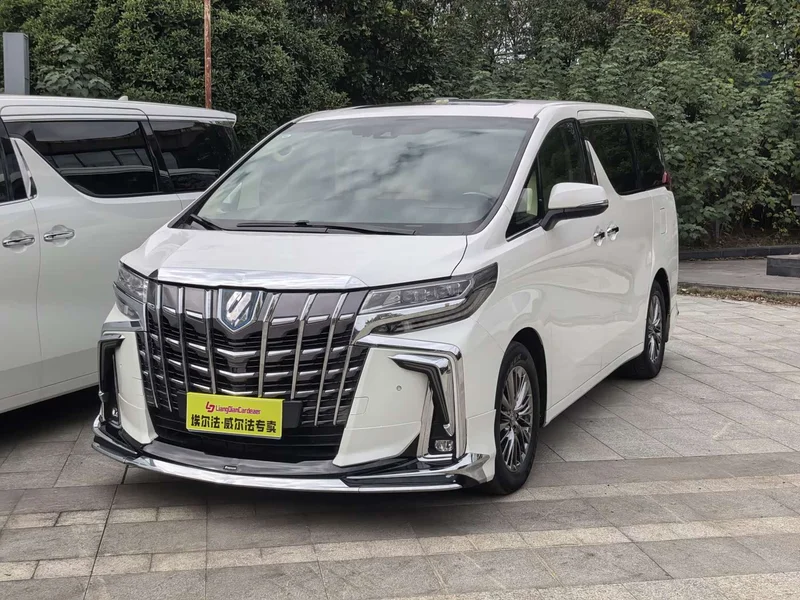 Toyota Alphard — фото 1