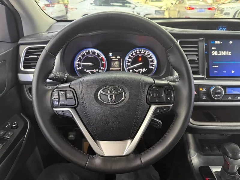 Toyota Highlander — фото 13