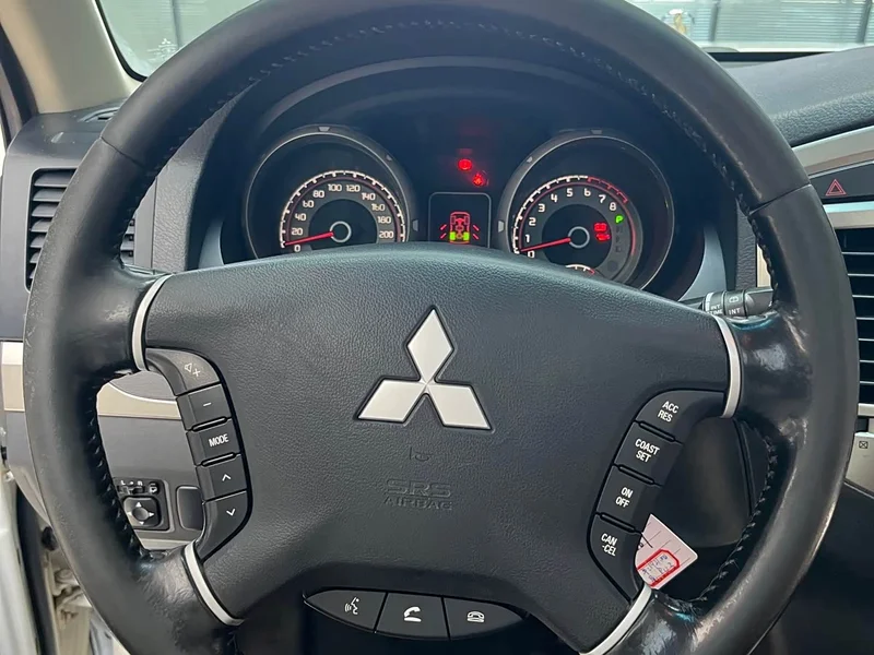 Mitsubishi Pajero (Imported) — фото 13