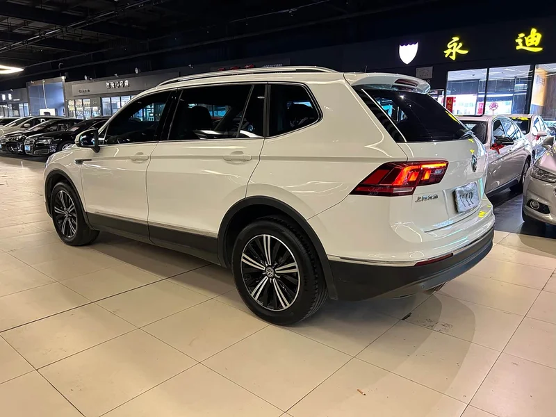 Volkswagen Tiguan L — фото 11