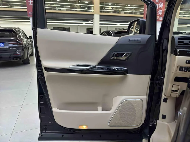 Toyota Alphard — фото 13