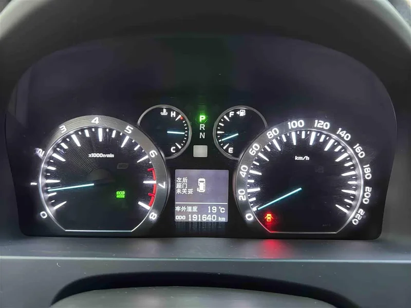 Toyota Alphard — фото 14