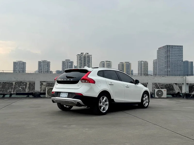 Volvo V40 — фото 11