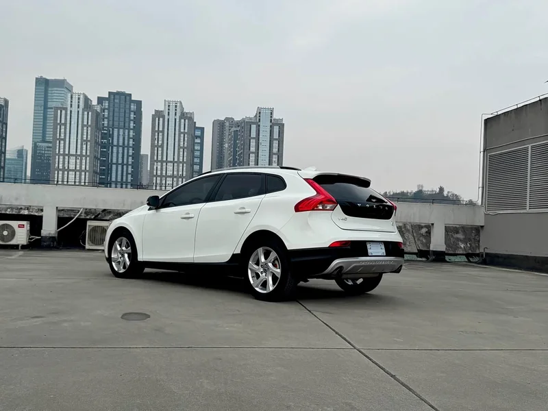 Volvo V40 — фото 10