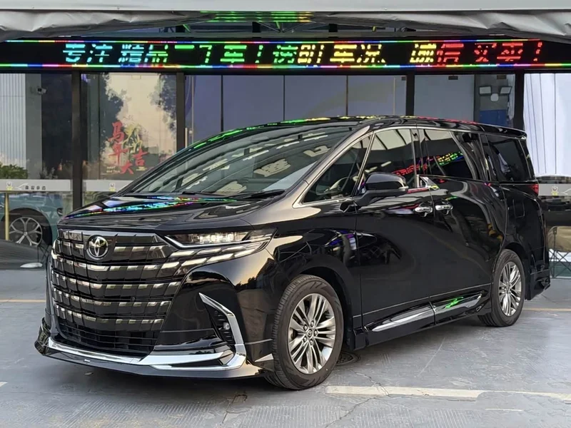 Toyota Alphard — фото 1