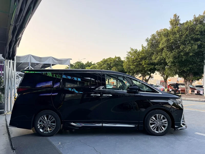 Toyota Alphard — фото 4