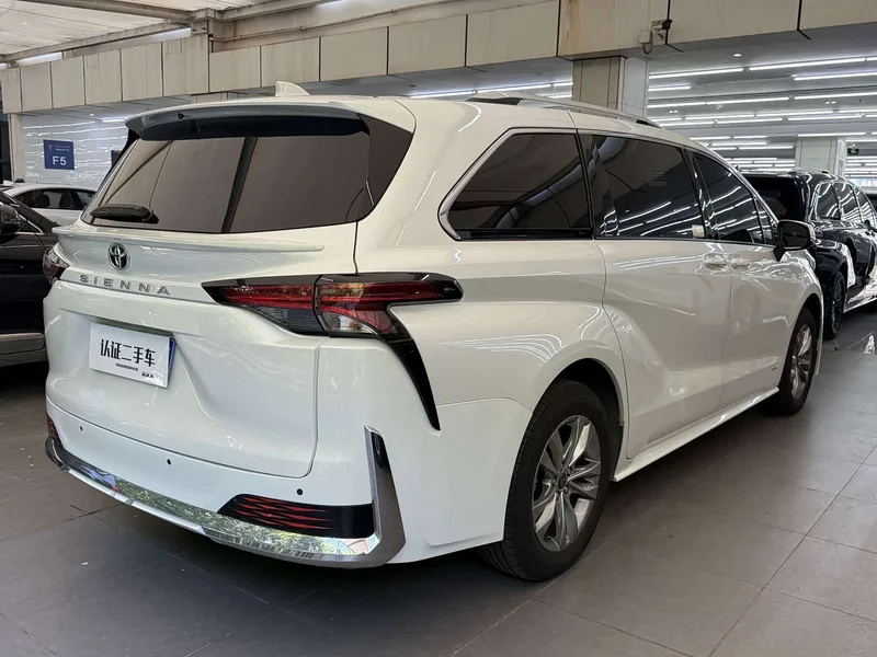 Toyota Sienna — фото 12
