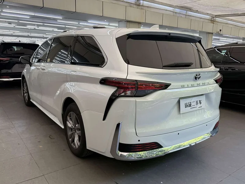 Toyota Sienna — фото 13