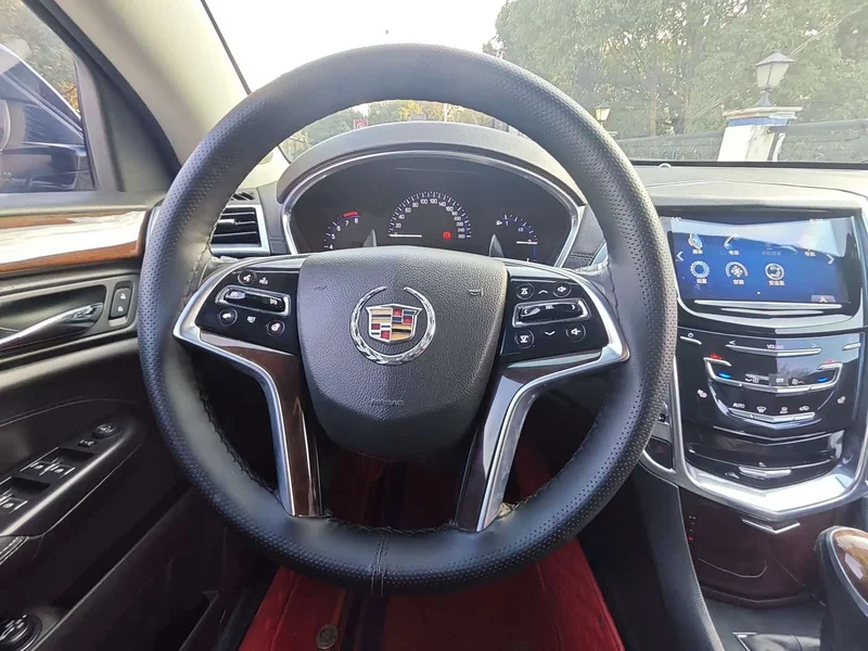 Cadillac SRX — фото 12
