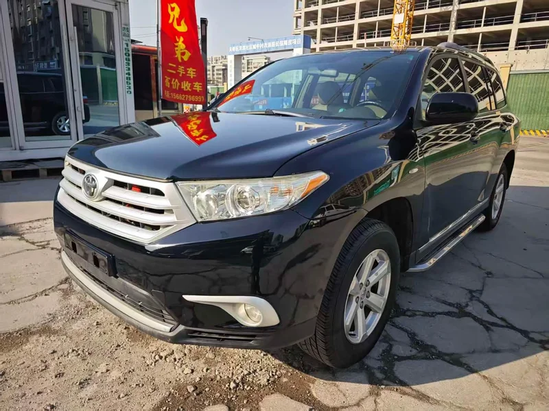 Toyota Highlander — фото 1