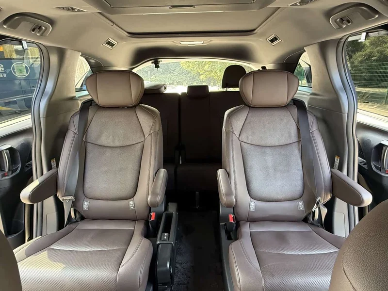 Toyota Sienna — фото 13