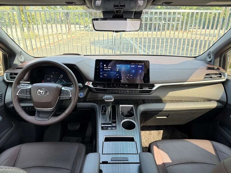 Toyota Sienna — фото 14