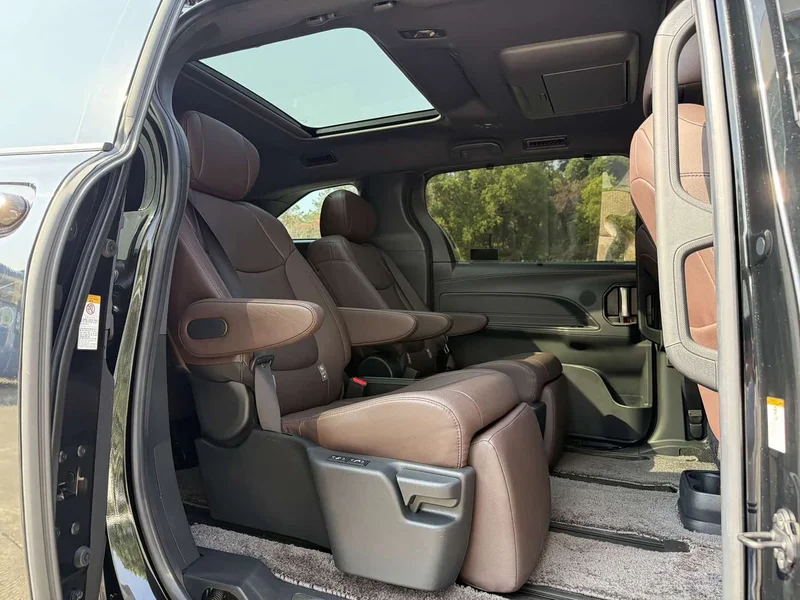 Toyota Sienna — фото 19
