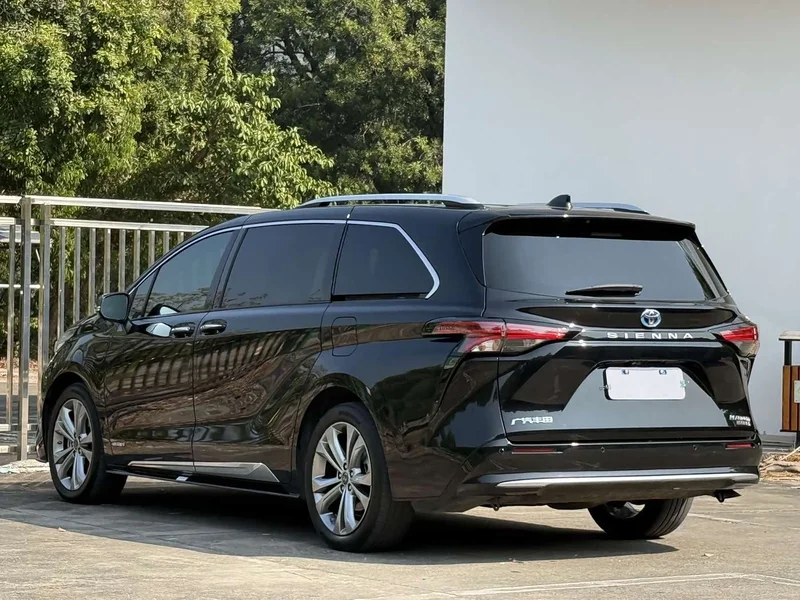 Toyota Sienna — фото 21